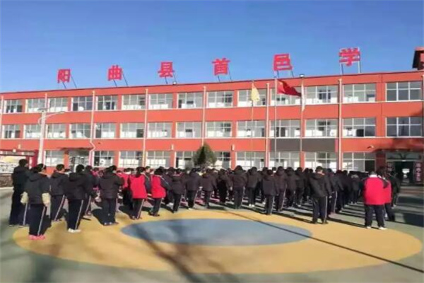 小孩放全封闭学校好吗，有利有弊(更好的培养独立性)