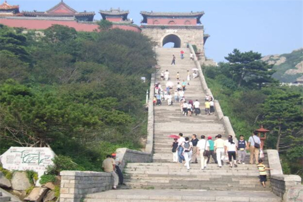 6种人不能爬泰山：童子命要小心(体弱多病也注意)