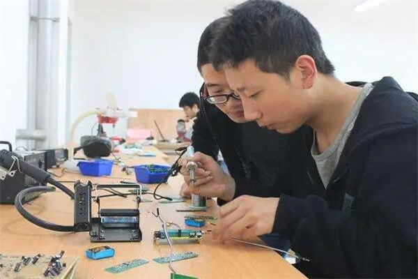 千万别学电子信息工程：难度大(学习内容比较多)