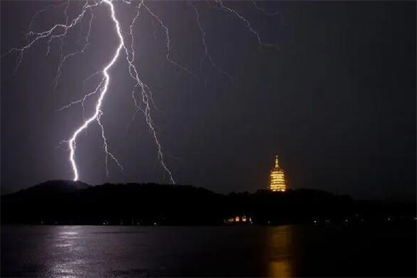 人工降雨会打雷吗会刮风吗?不会(不是自然降雨)