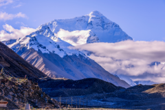 世界上最高的山峰：珠穆朗玛峰(高度为8848.86米)