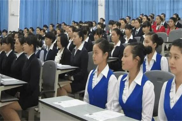 高铁学校学费多少钱?公办5000元左右(民办在万元以上)