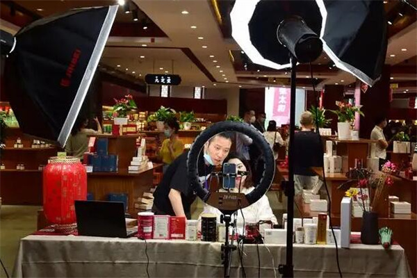 小主播一天能挣多少钱?收入不固定(少则几十元)