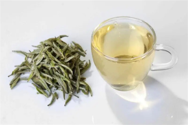 白茶适合啥季节喝？夏季（起到提神醒脑的作用）