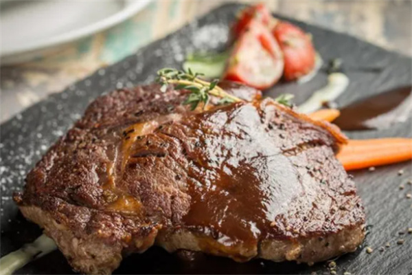 肉眼牛排是牛的哪个部位？牛肋骨附近（第6到12根肋骨之间）