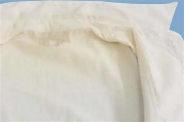 白衣服发黄怎么洗?在家就能搞定(洗完衣服更白)