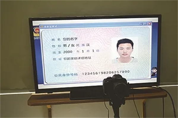 拍身份证照片穿什么颜色衣服？深色系衣服（避免与底色相撞）
