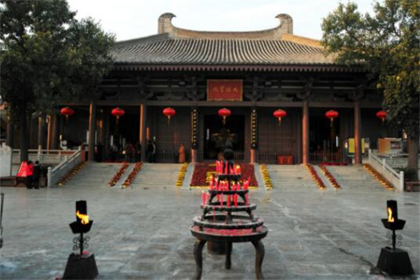 六种人不宜去寺院：孕妇不宜去(穿着暴露也不行)