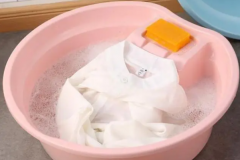 衣服染色了怎么处理恢复原样?用双氧水清洗(三个小窍门)