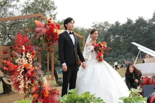 办个婚礼婚庆要多少钱?八万到十五万左右(花钱地方多)