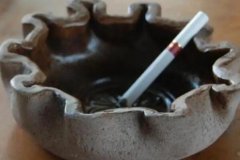 烟灰缸里为什么不能倒水是什么梗?方便下次抽(蕴含哲理)