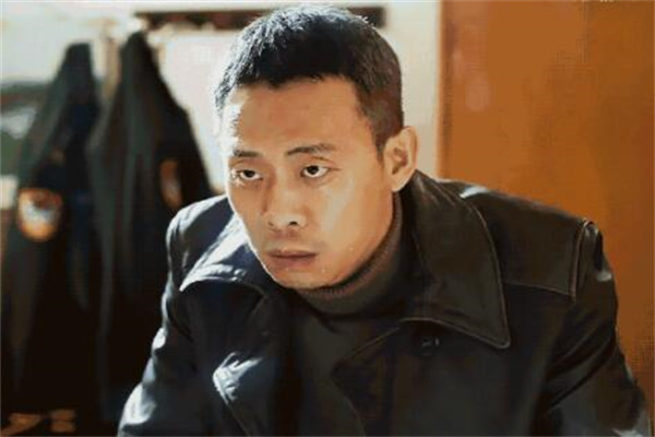 《他是谁》的导演是谁：鲍成志(中国内地男导演)