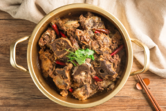 羊蝎子是什么东西?带里脊肉和脊髓的完整羊脊椎骨(鲁菜)