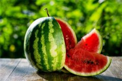 夏天成熟的水果：西瓜受人喜爱(堪称盛夏之王)