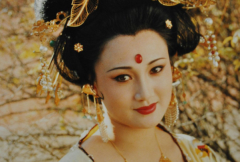 李白写杨贵妃的三首诗：清平调词三首(为七言乐府诗)