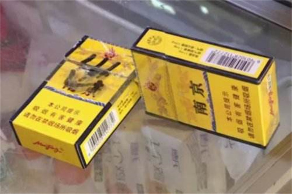 南京95至尊细支只有一种,简称是南京九五细支,这款香烟的售价是100元