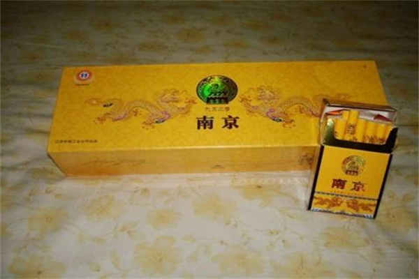 100元一盒的南京黄盒，南京九五至尊(选用优质烟叶)