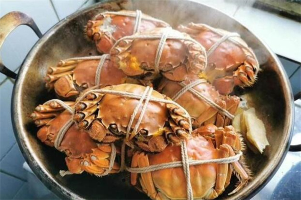 蒸螃蟹需要多长时间是冷水下锅还是热水下锅：冷水下锅(20分钟)