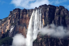 世界上最大的瀑布：安赫尔瀑布(落差为979米)