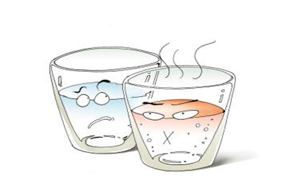 冷热水效应：同一杯温水出现两种不同感受(衡量标准不同)