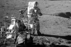 阿姆斯特朗登月：地球上第一个踏上月球的人(美国宇航员)